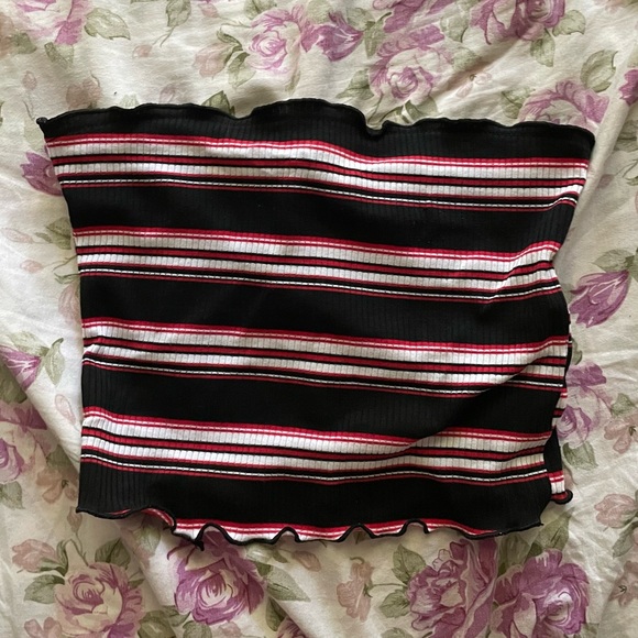 Agaci small black, white, and red stripe crop top - Picture 2 of 2